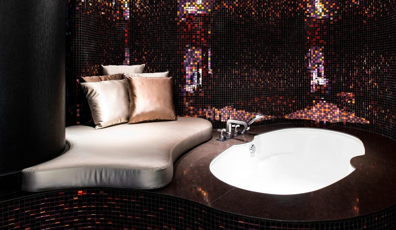 CORNER SUITE BATHTUB